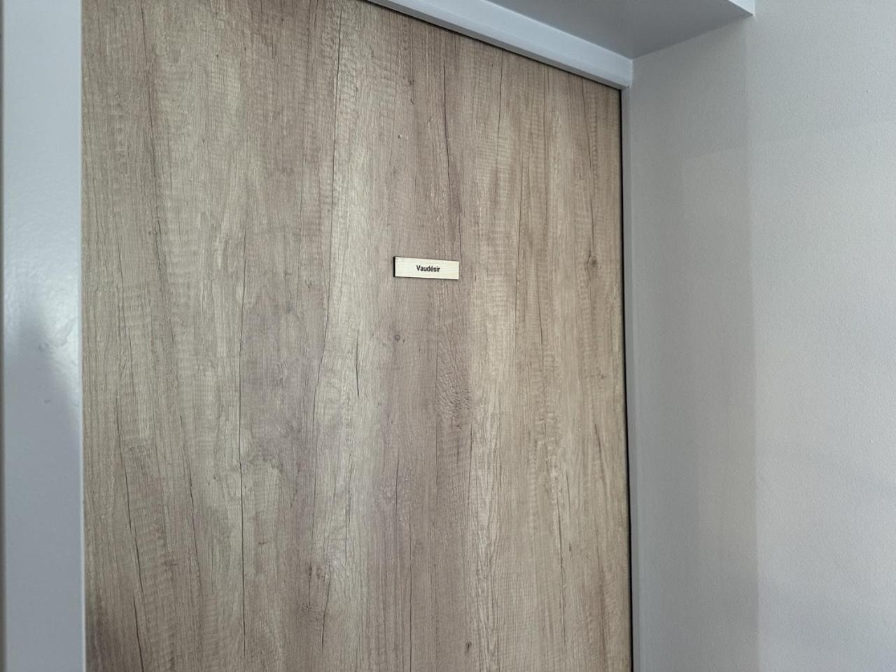 Les Suites Gueguen Chablis Room photo